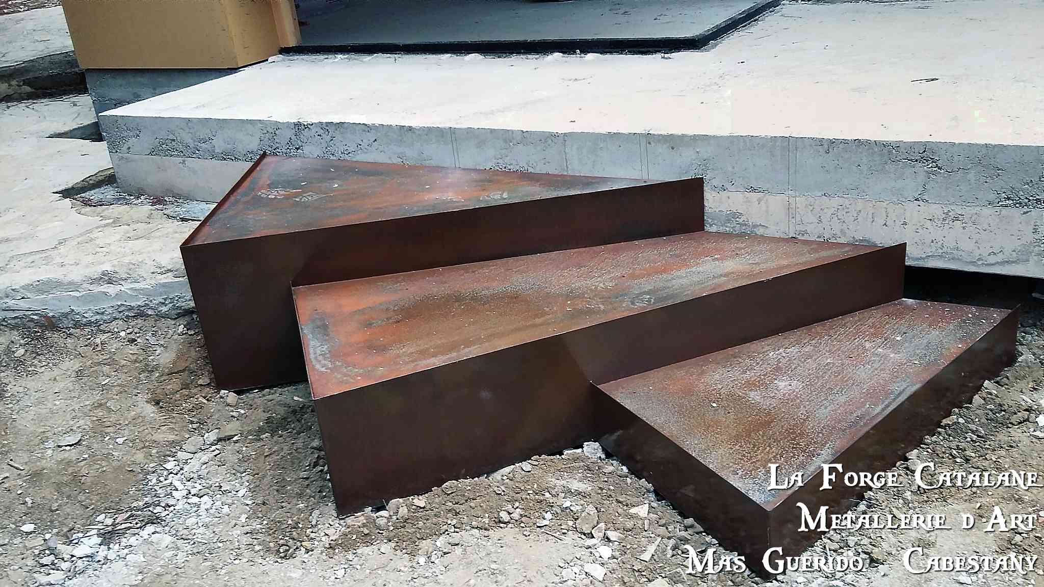 escalier 3 marches caissonnees acces jardin forge catalane.jpg